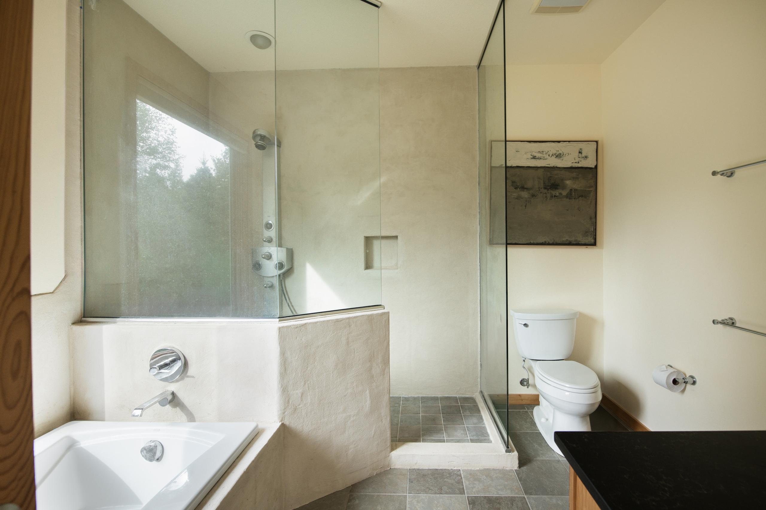 Full bathroom with a tiled walk-in shower at Nordhus Lodge