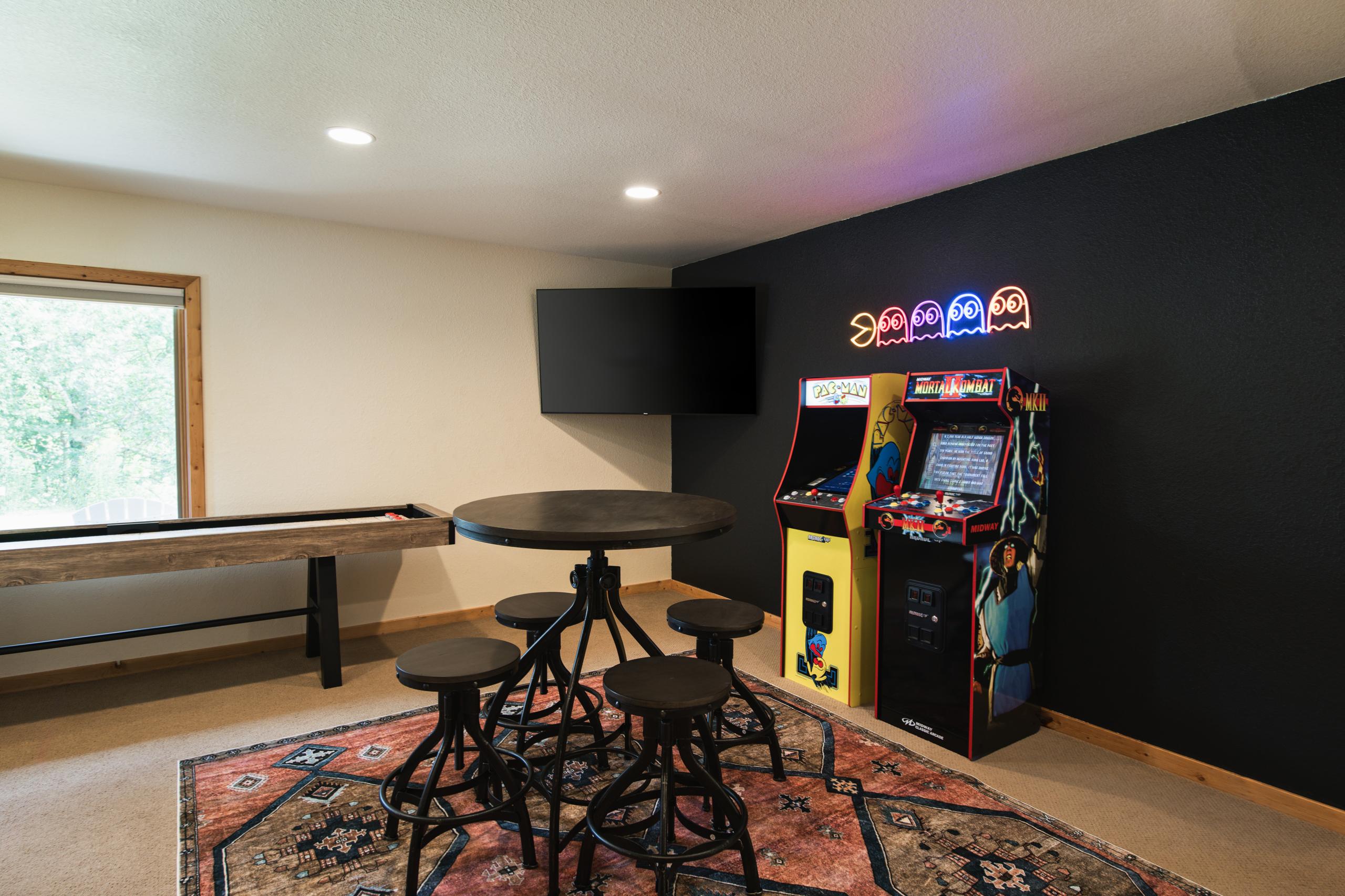 Game room with an arcade at Nordhus Lodge